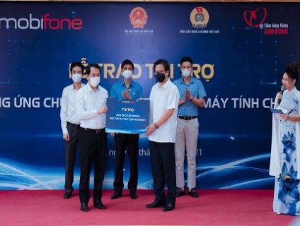 MobiFone chung tay cùng chương trình “Sóng và máy tính cho em”