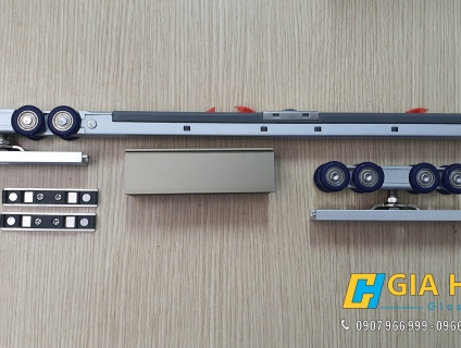 CỬA LÙA KÍNH GIẢM CHẤN DÙNG BÁNH XE GIẢM CHẤN