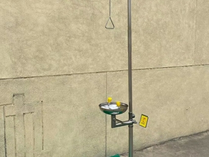 BỒN RỬA MẮT VÀ TẮM KHẨN CẤP