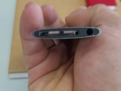 Ipod Red Product 4GB và Ipod Legion 16GB - Phải cắm sạc để sử dụng