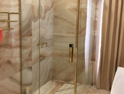 Vách kính tắm và cách sử dụng vách kính tắm hiệu quả mà bạn nên biết