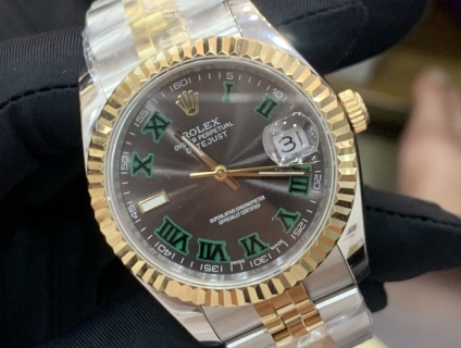 ✔️mặt số ám khói đặc sắc ,cọc số gắn kim cương