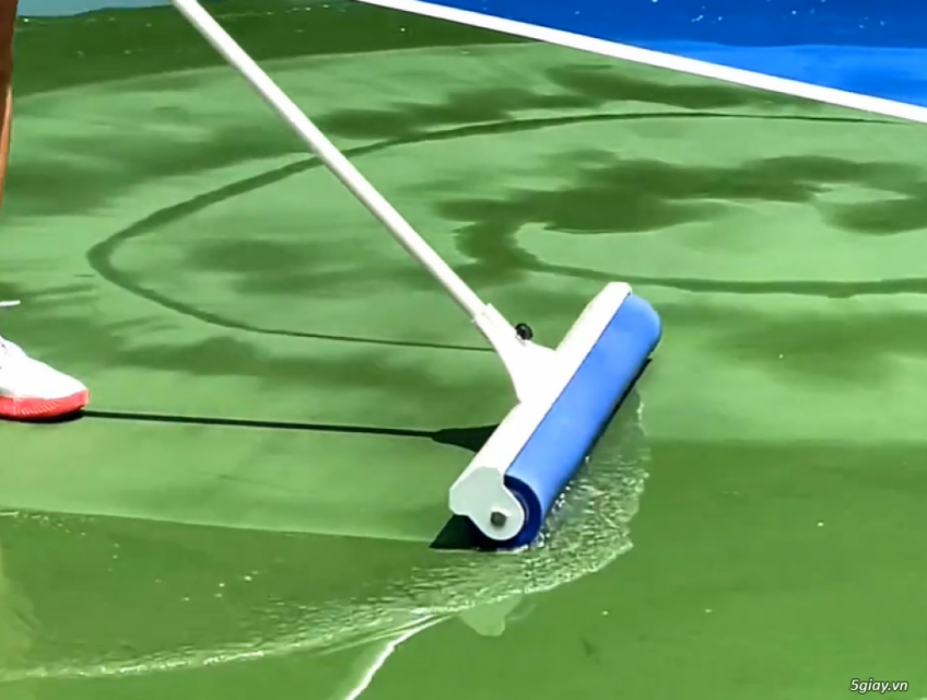 Cây đẩy nước sân tennis