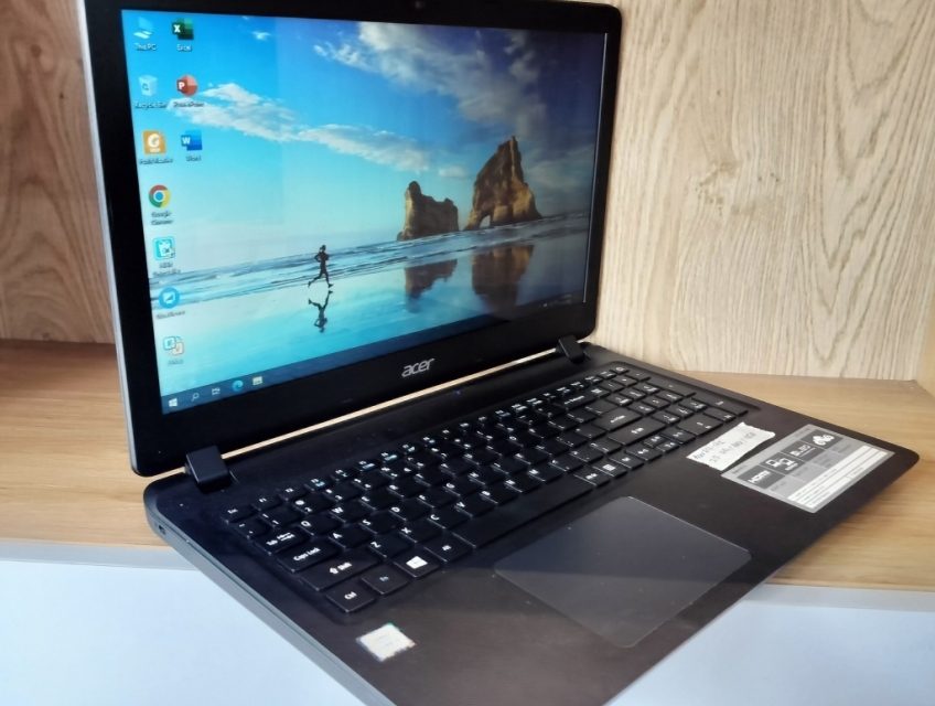 Aspire ES1-572, i3-7100U,R4G,Ổ 120G,15.6HD,Đen