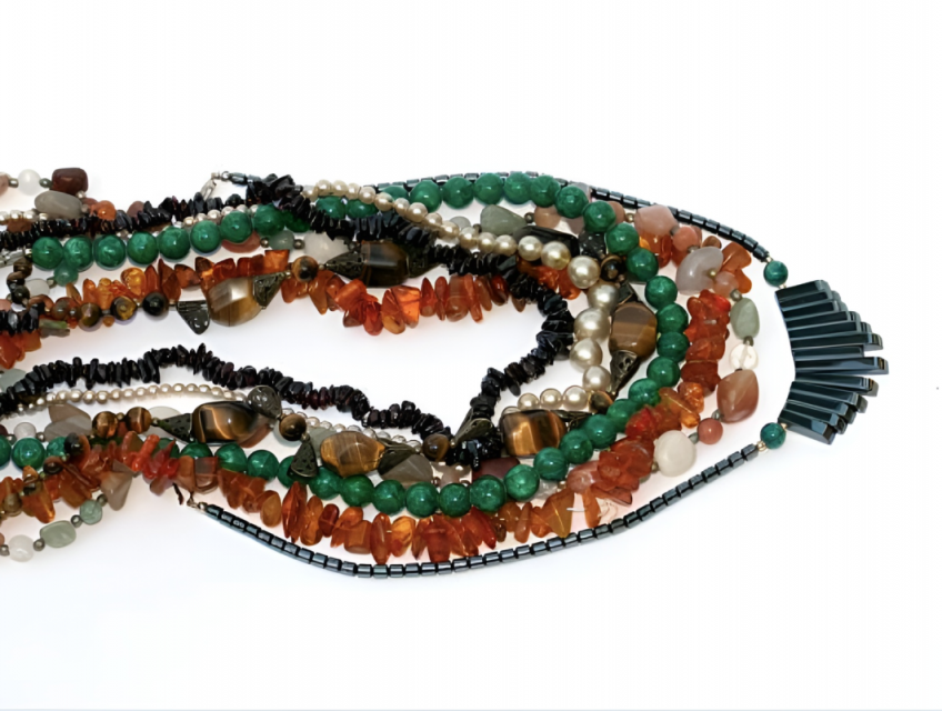 Giúp outfit nổi bật hơn với phụ kiện đá