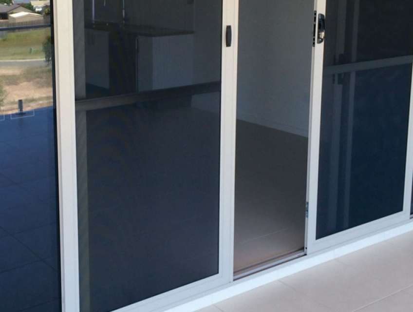 Sự Cần Thiết Của Cửa Lưới Chống Côn Trùng Hệ Cửa Lùa Trong Mùa Hè