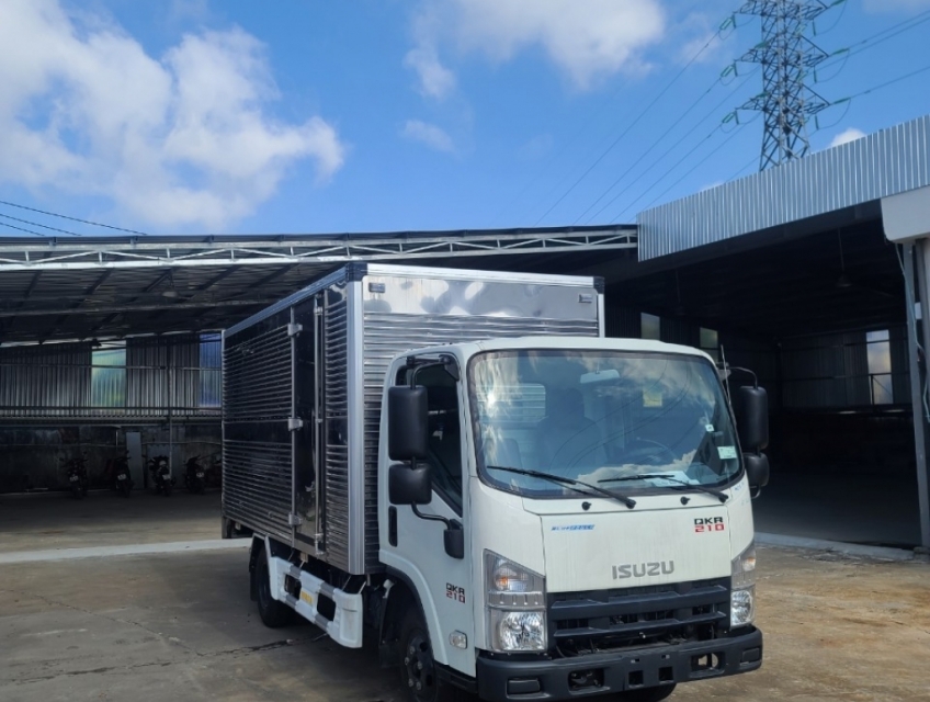 Xe isuzu QKR210 thùng kín inox. Xe sẳn giao ngay.