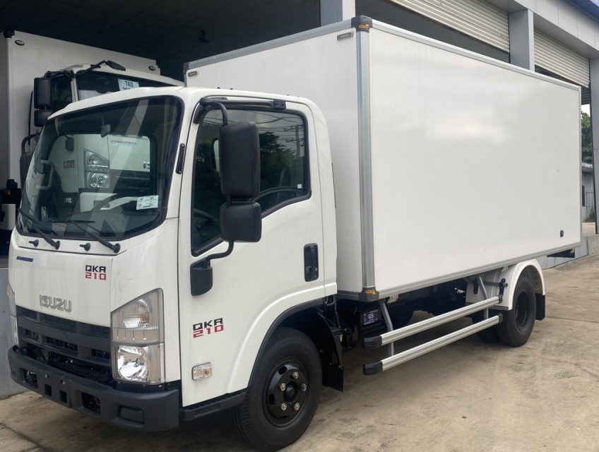 ISUZU QKR210, THÙNG KÍN LUXURY - 2T280