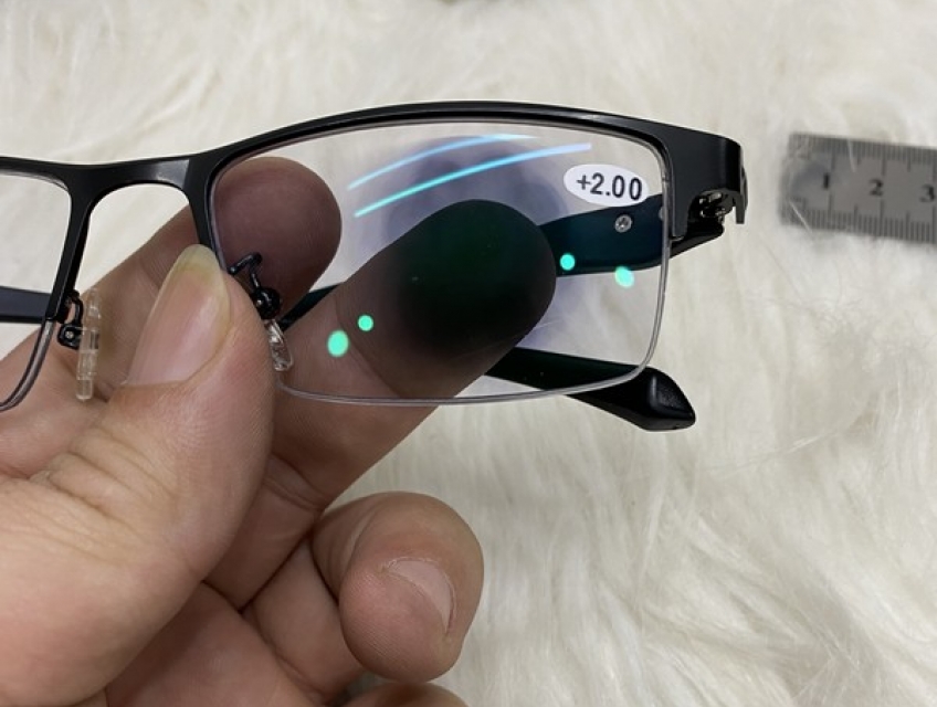 Tại sao kính lão đa tròng đổi màu được ưa chuộng