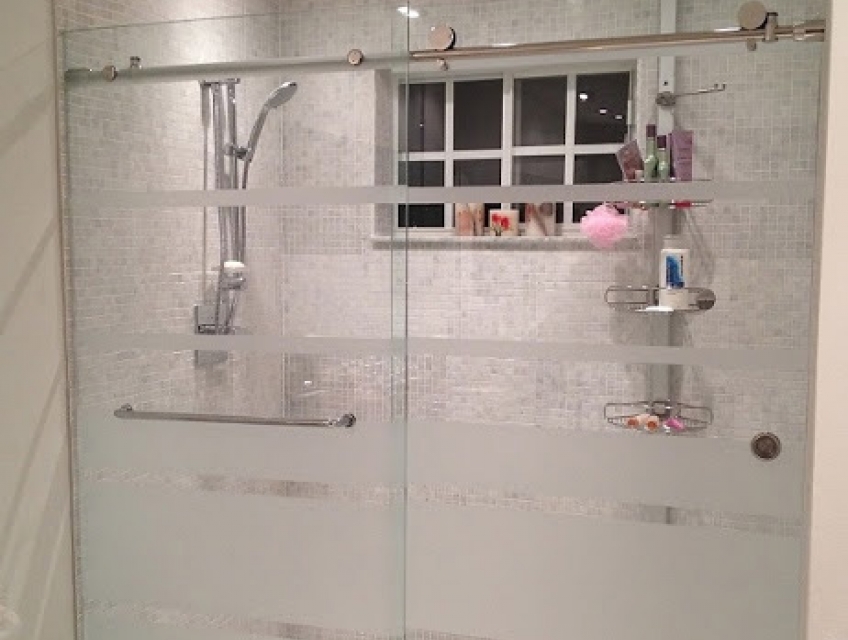 Cải tạo phòng tắm cũ với vách ngăn kính mờ.