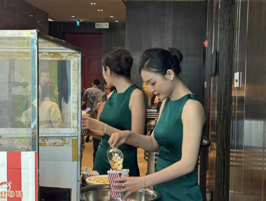 Nhân sự làm bắp rang bơ sự kiện