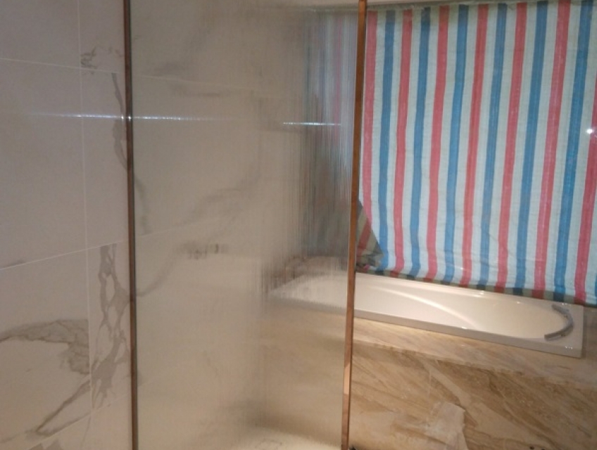 Tạo không gian thoáng mát với vách kính nhà tắm không cửa