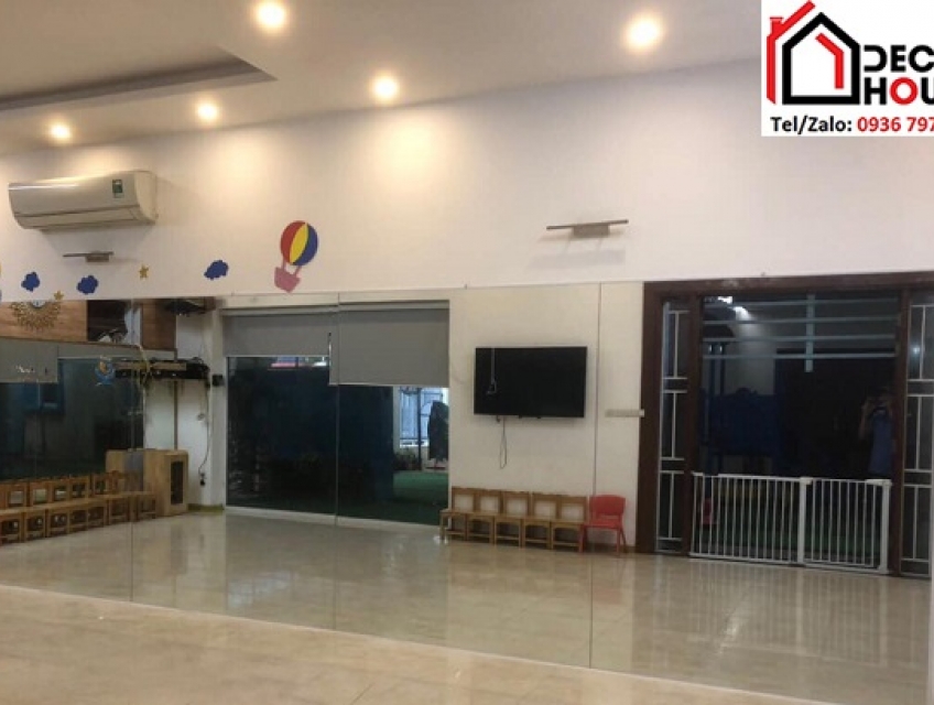 Gương dán tường khổ lớn: Tạo ảo giác không gian rộng hơn.