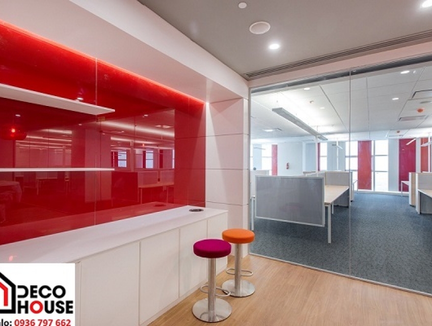 Thiết kế văn phòng độc đáo với kính màu ốp tường có họa tiết.