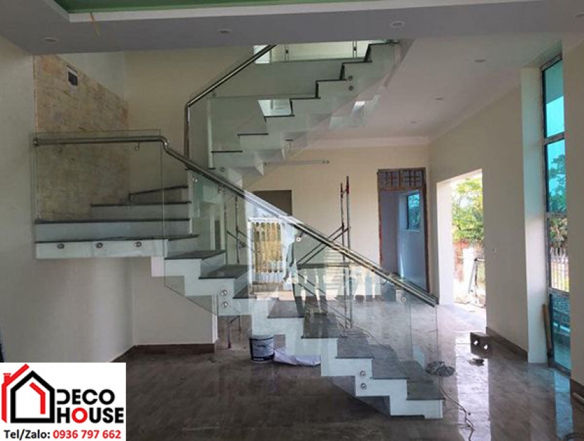 Tầm quan trọng của tay vịn inox trong thiết kế cầu thang kính