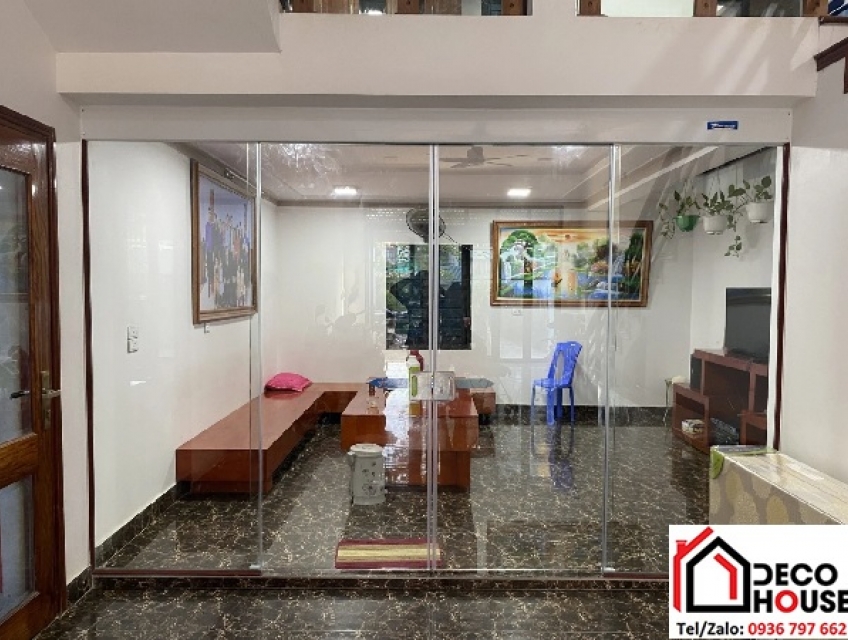 Mẫu cửa kính phòng khách hai cánh mở quay hiện đại