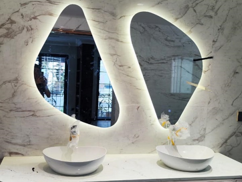 Gương phòng tắm khung inox: Lựa chọn bền vững cho không gian ẩm.