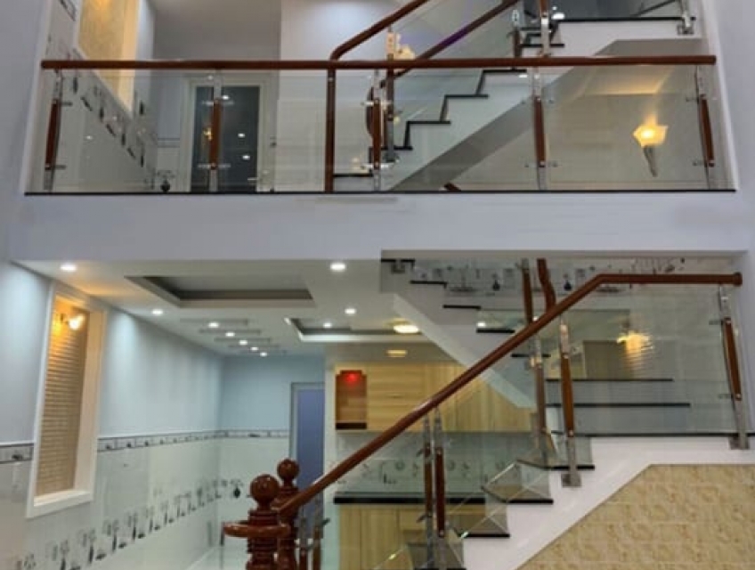 Cách chọn màu sắc kính phù hợp cho lan can gác lửng.