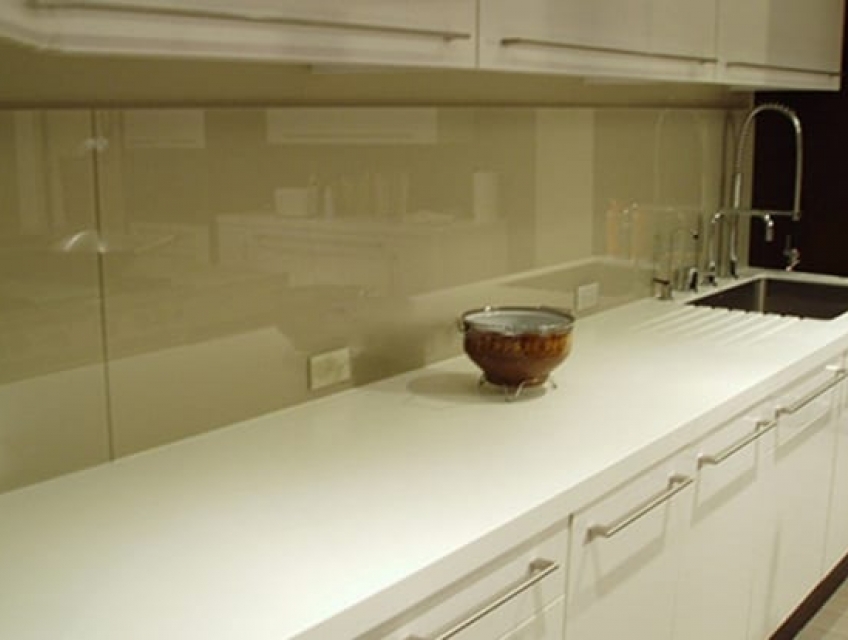 Cách kết hợp giữa kính ốp bếp màu vàng sữa và đồ gia dụng trong bếp.