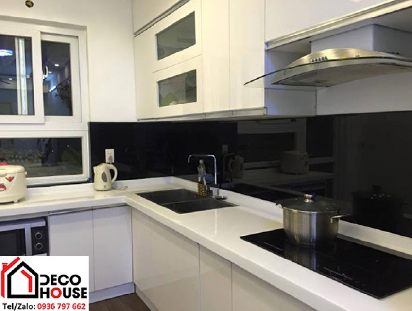 Top 5 mẫu kính ốp bếp màu đen đẹp và sang trọng năm nay