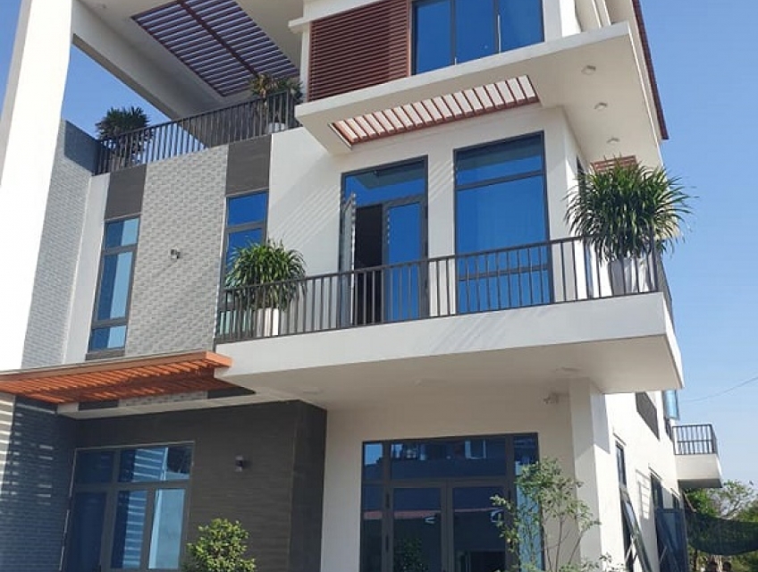 Báo giá cửa nhôm kính cao cấp kết hợp kính cường lực an toàn