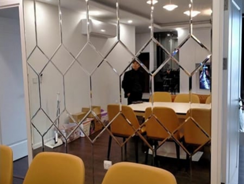 Cách vệ sinh và bảo dưỡng gương ốp tường bếp để luôn sáng bóng