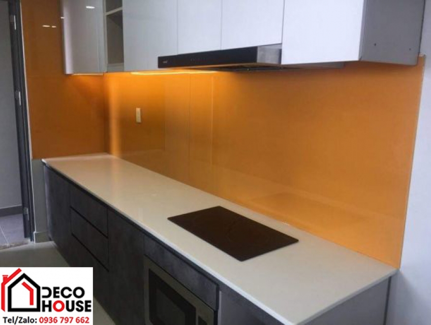 Thiết kế bếp với kính ốp bếp màu sắc hợp mệnh Thổ giúp gia tăng năng l