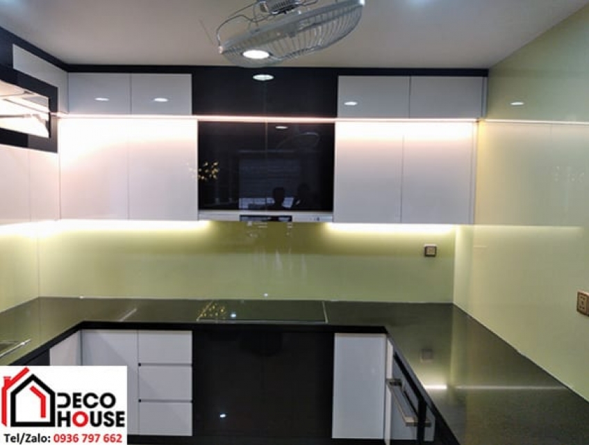 Kính màu ốp bếp kem sữa – vẻ đẹp của sự nhẹ nhàng và tinh khiết.