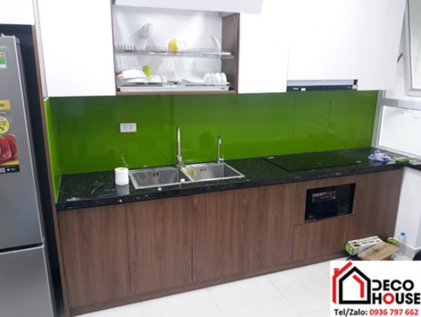 Sự cân bằng giữa kính ốp bếp xanh lá và ánh sáng tự nhiên trong nhà bế