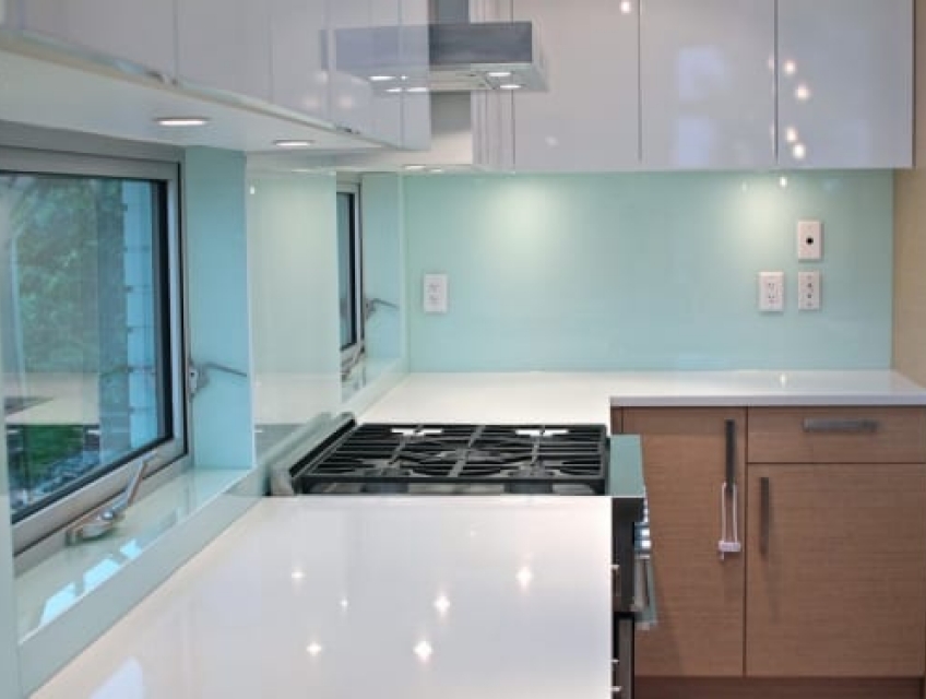 Kính ốp bếp trắng xanh: Lựa chọn hoàn hảo cho không gian bếp