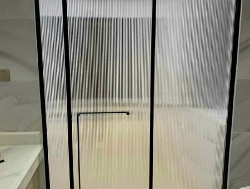 Chi phí lắp đặt kính sọc xám khói 8mm cho văn phòng hiện đại