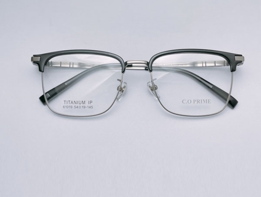 Quà tặng con yêu nhân dịp năm học mới gọng kính Titan siêu nhẹ cho cả