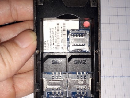 Thanh lý Philips E103 gắn 2 SIM 2 sóng thẻ nhớ, radio, nghe nhạc, đèn