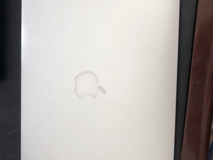 cần bán macbook air 2015 chip i5 1.6 ghz ram 8 g ,ssd 256