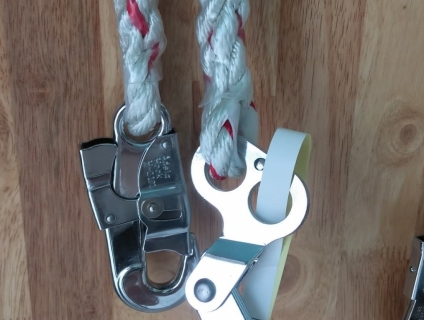 Khóa cứu sinh chống rơi khi đu dây làm việc trên cao