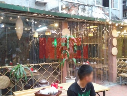 Rèm, màng nhựa chắn mưa, gió lạnh mùa đông hiệu quả