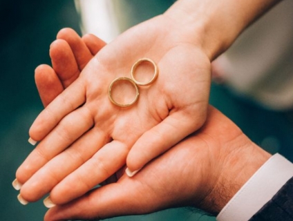 Cách lựa chọn nhẫn cưới trơn đẹp mà bạn cần biết -