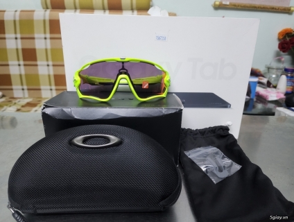 Kính thể thao oakley (Jawbreaker, ...)  thương hiệu nổi tiếng của Mỹ.