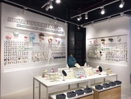 Tấm slatwall làm giá kệ treo phụ kiện điện thoại