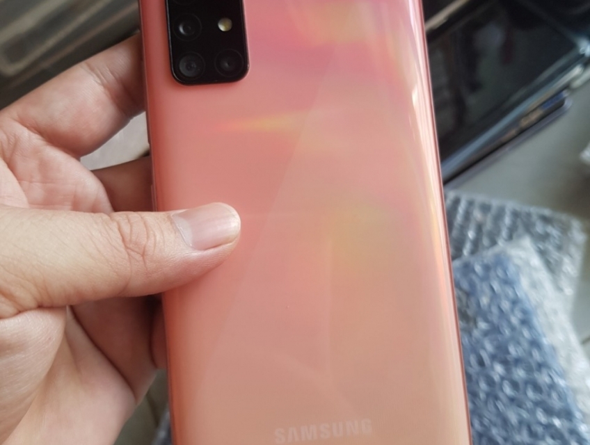 mình cần bán điện thoại samsung galaxy A51