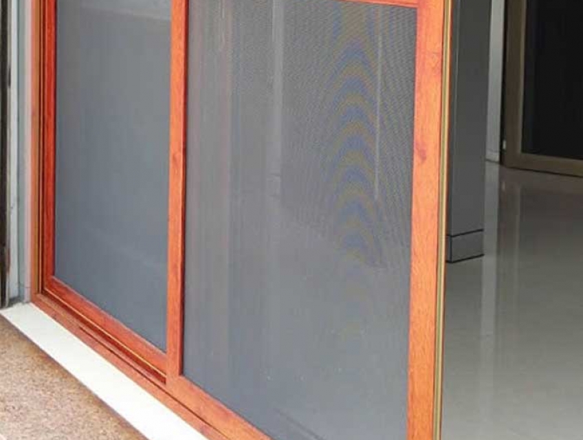 Lợi Ích Của Cửa Lưới Chống Muỗi Vân Gỗ Trong Mùa Hè Nóng Bức