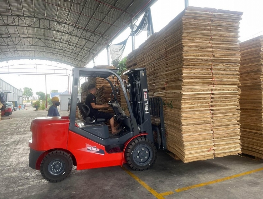 Xe nâng dầu 3.5 tấn, cung cấp xe nâng dầu Heli cho nhà máy ván ép lớn