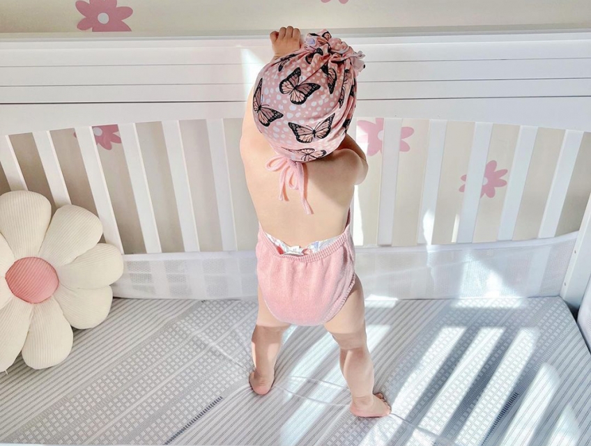 Giường cũi đa năng Delta Children màu trắng