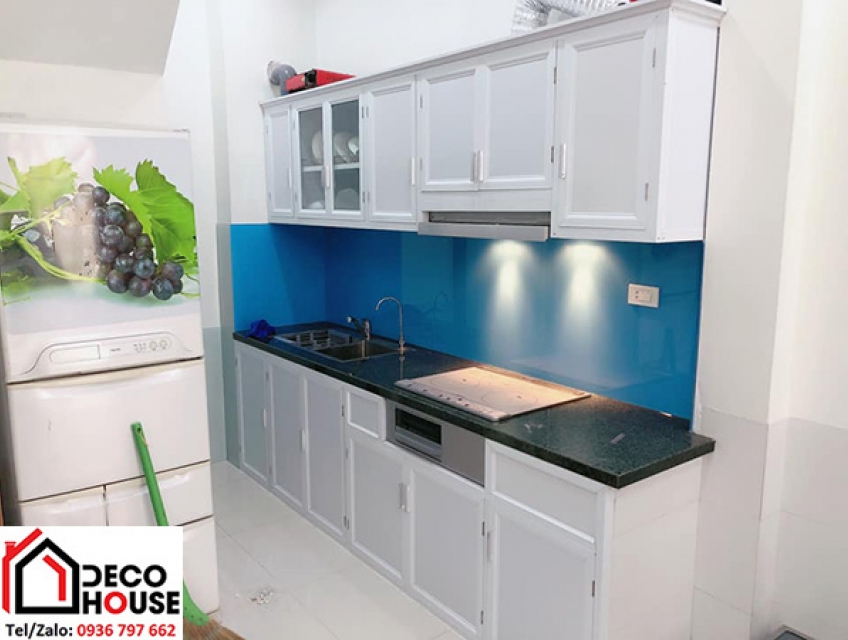 Sự cân bằng giữa yếu tố Thủy và Kim trong việc chọn kính ốp bếp