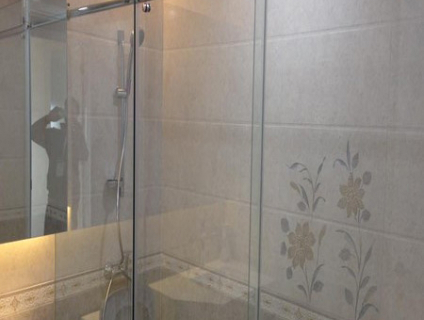 Các mẫu phòng tắm kính cửa lùa được ưa chuộng nhất năm 2024