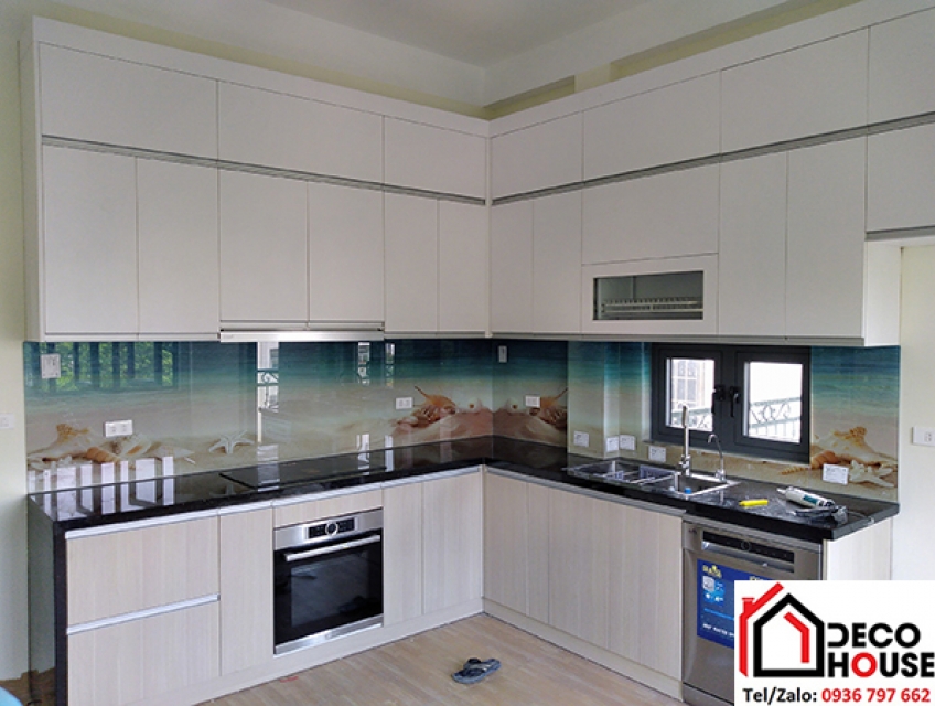 Tại sao kính ốp bếp phong cảnh biển là lựa chọn phổ biến trong các căn