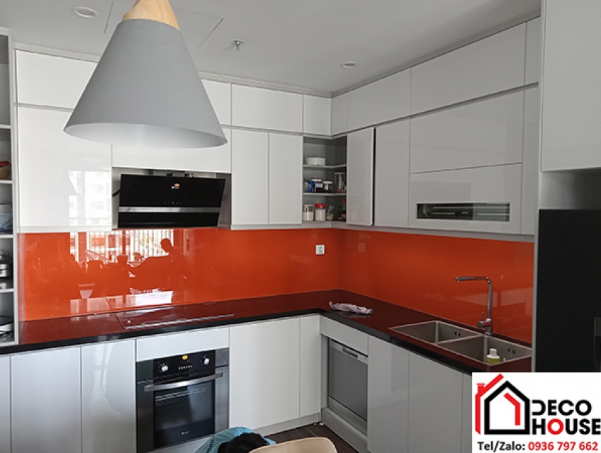 Kính ốp bếp màu cam và cách phối hợp với phụ kiện nhà bếp độc đáo