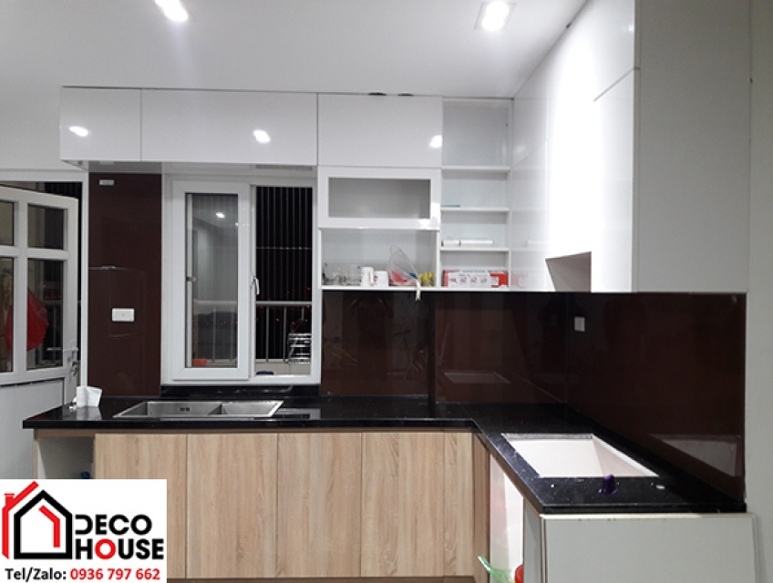 Kính ốp bếp màu nâu và cách kết hợp với các phụ kiện bếp hiện đại