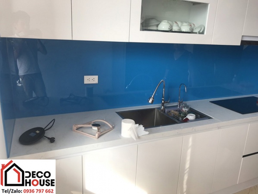 Lựa chọn kính ốp bếp màu xanh dương: Bí quyết trang trí không gian bếp