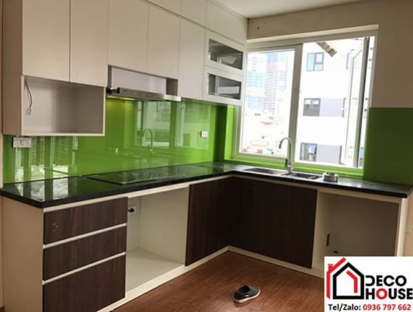 Lựa chọn kính ốp bếp màu xanh non cho không gian bếp tươi sáng